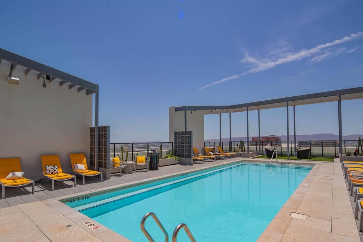 Elegant - Modern Highrise Dt, Pool, Gym, Parking Apartment *