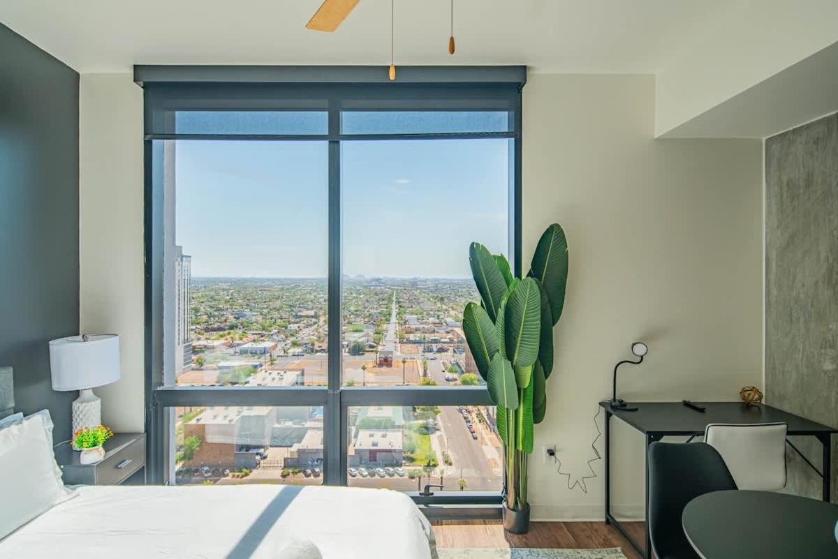 Elegant - Modern Highrise Dt, Pool, Gym, Parking