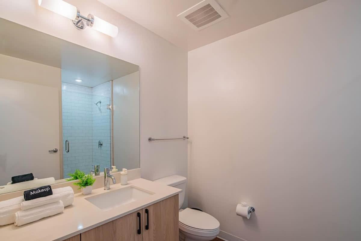 Elegant - Modern Highrise Dt, Pool, Gym, Parking * Phoenix