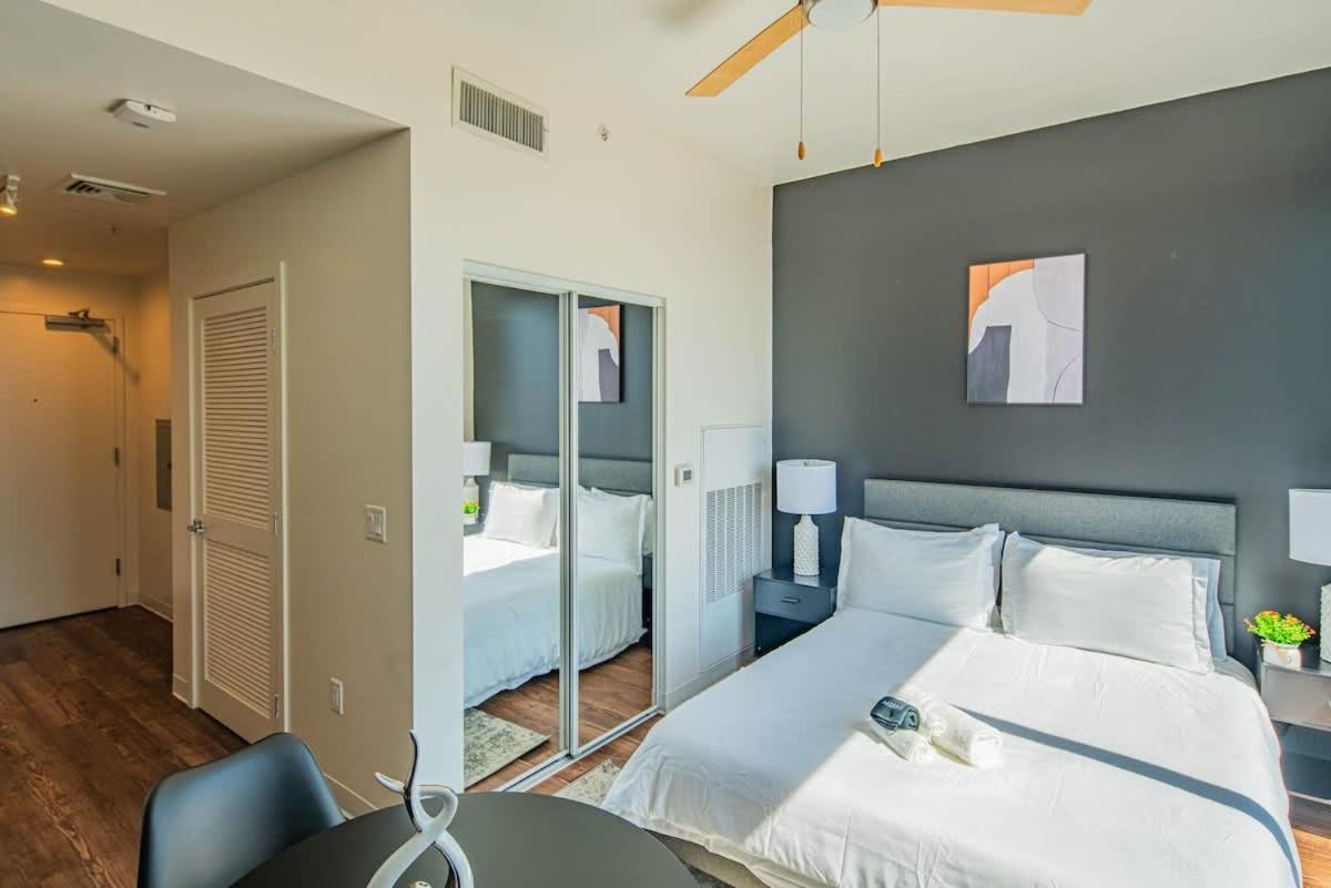Elegant - Modern Highrise Dt, Pool, Gym, Parking * Phoenix