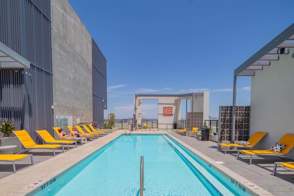 Elegant - Modern Highrise Dt, Pool, Gym, Parking Apartment *